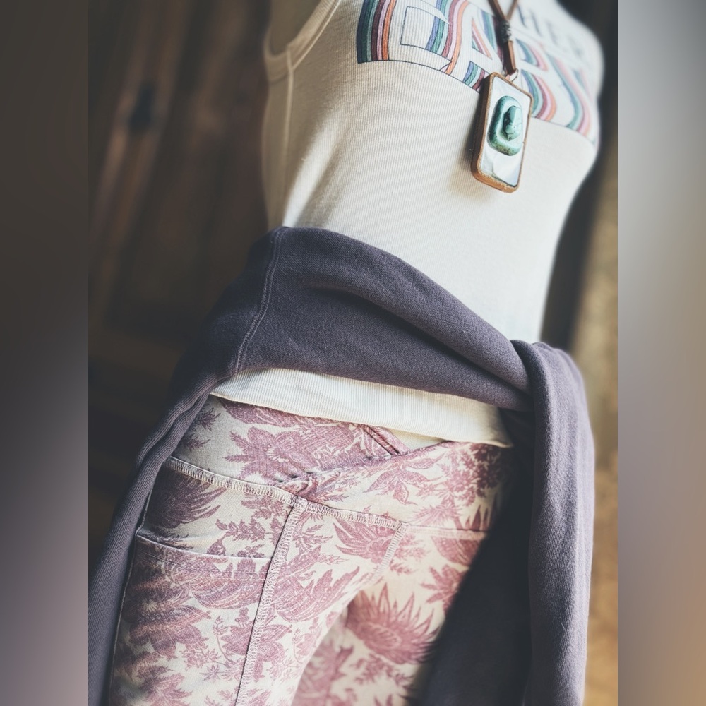 Chaser Vintage Floral Crop Leggings - Mauve Wine - NWT - Size Small - Picture 10 of 10